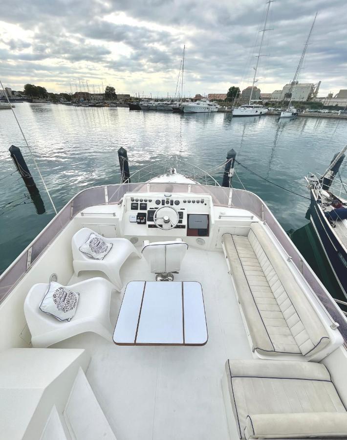 Navi Yacht A Sete, 2 A 8 Couchages, Privatif Hotel Bagian luar foto
