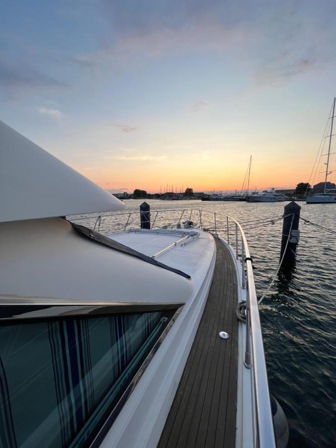 Navi Yacht A Sete, 2 A 8 Couchages, Privatif Hotel Bagian luar foto